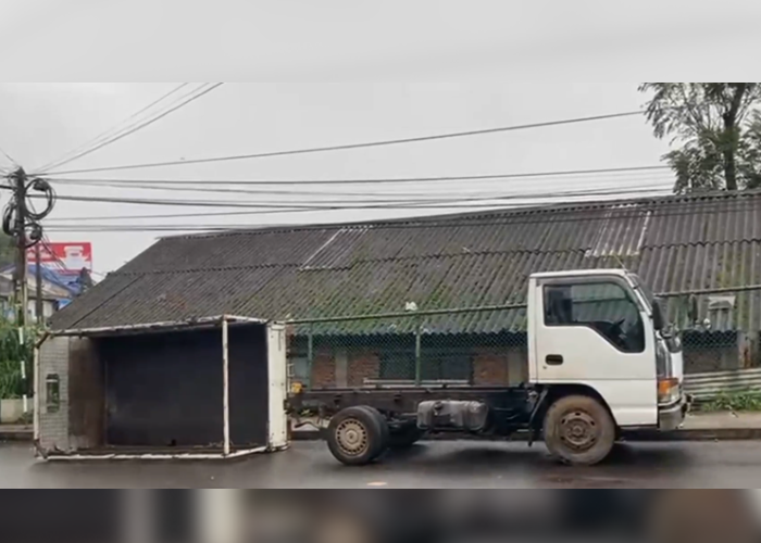 තේ ප්‍රවාහනය කළ ලොරි රථයක් නානුඔය රදැල්ල කෙටි මාර්ගයේදී අනතුරට.දෙදෙනෙකුට බරපතළ තුවාල.