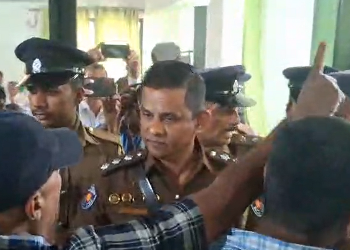 මාලිමාවේ මන්ත්‍රීවරුන් දෙදෙනෙකු පැහැර ගනී – වැලිගම උණුසුම් වෙයි (VIDEO)