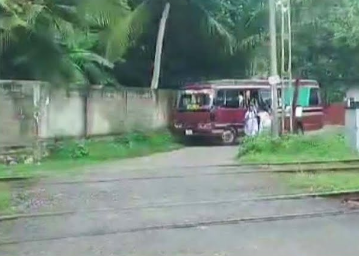 කෑගහලා නතර කරන මාර්ග හරස් මාර්ග (VIDEO)