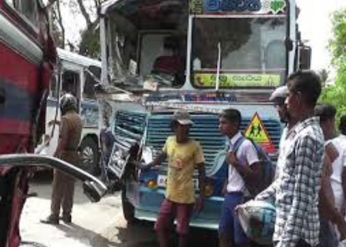 බෙලිඅත්තේ පාසල් ළමුන් ප්‍රවාහනය කළ බස් රථයක් අනතුරට