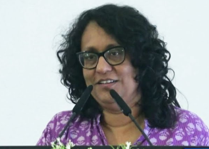එක තැන පල්වෙන විෂයමාලා ගැන කියන අගමැතිනිය (VIDEO)