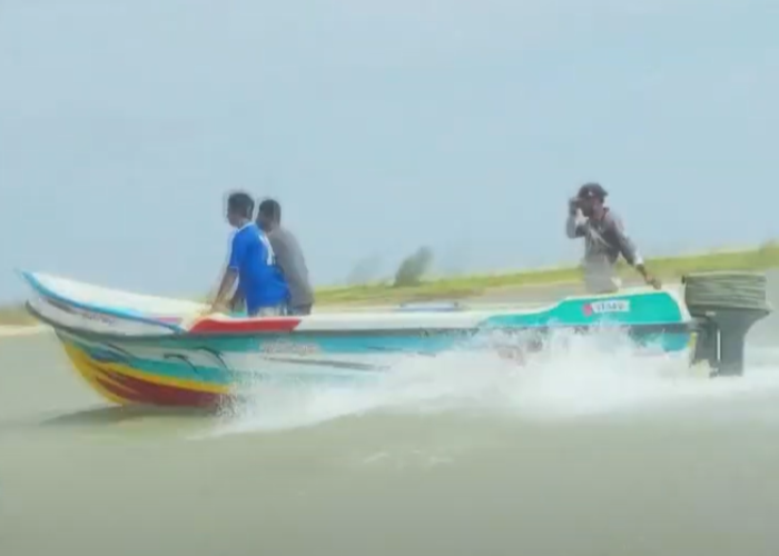 අයහපත් කාලගුණයෙන් ධීවරයින් තිදෙනෙකු අතුරුදන් (VIDEO)