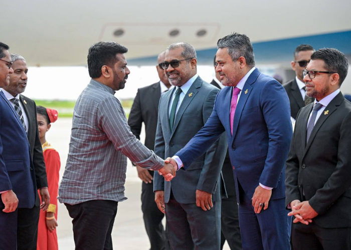 මාලදිවයිනට ගිය ශ්‍රී ලංකා ජනපති මහත් හරසරින් පිළිගනී (VIDEO)