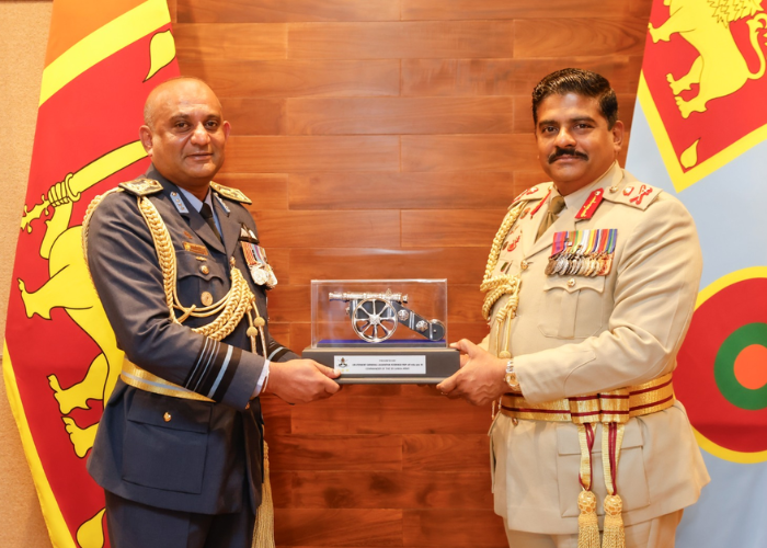 යුධ හා ගුවන් හමුදාපතිවරුන් අතර හමුවක්.