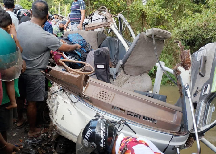 කුලියාපිටියේ මාර්ග රිය අනතුරක් – සිසුන් දෙදෙනෙකු ඇතුළු තිදෙනෙකු මරුට (VIDEO)