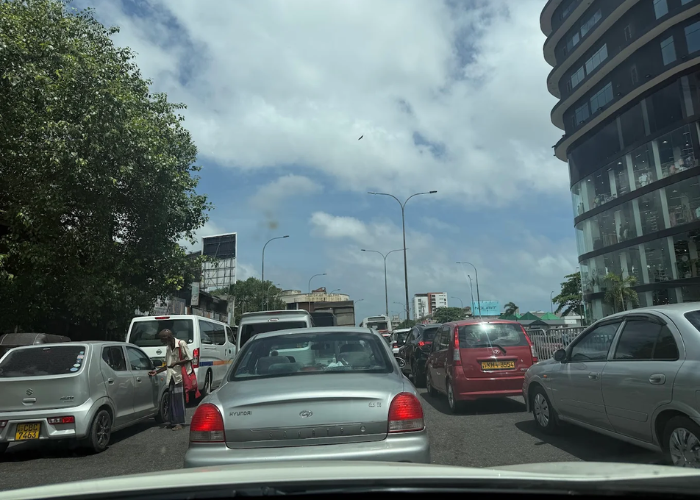 බොරැල්ල – මොඩල්ෆාම් හන්දිය අසළ සිට ඩී එස් සේනානායක හන්දිය දක්වා වූ මාර්ගයේ ගිලා බැසීමක්