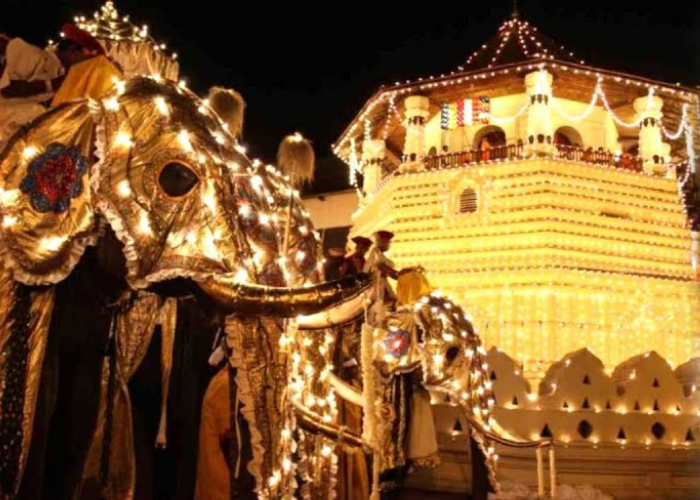 ඇසළ පෙරහැර මංගල්‍යයයේ තුන්වන කුඹල් පෙරහැර සුභ නැකතින් අද රාත්‍රී 7.16ට (VIDEO)