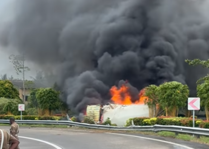 දක්ෂිණ අධිවේගයේ ලොරි රථයක් අනතුරට