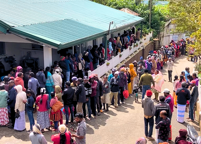 අධික සීතල නොතකා අස්වැසුම දෙවන අදියරට ලියාපදිංචි වීමට නුවරඑළියේ ජනතාව පෝලිම්වල