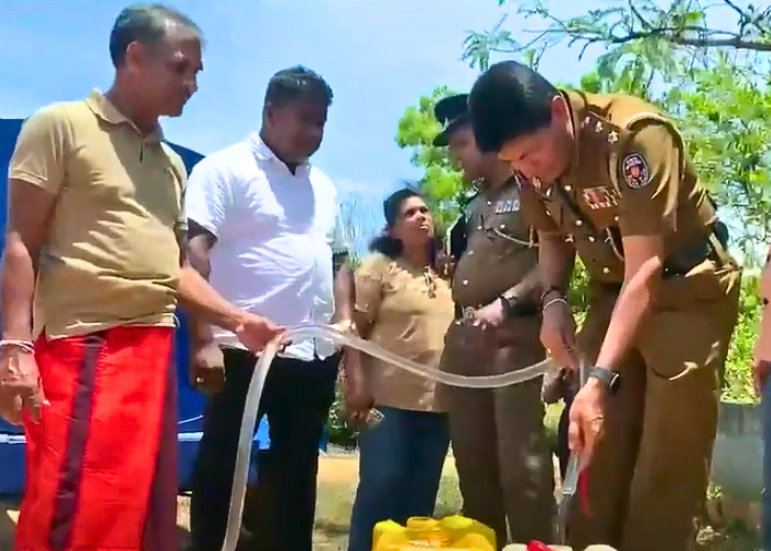 රාජකාරියට එහා ගිය පොලීසියේ මනුස්සකම (VIDEO)