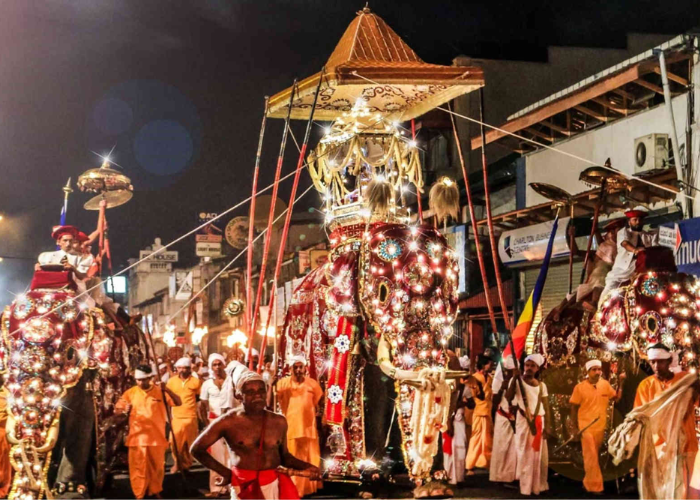 රන්දෝලි පෙරහැර අවසන්. ජනපති පෙරහැර මංගල්‍යයට (VIDEO)