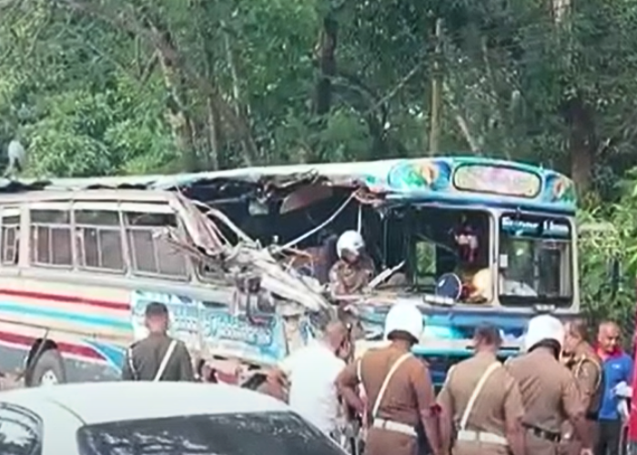 මොණරාගල බස් රථ අනතුරක් අයෙක් මරුට (VIDEO)