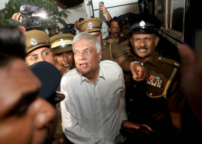 රිමාන්ඩ් කල හිටපු ජනපති රනිල් වැලිකඩ රෝහලට (VIDEO)