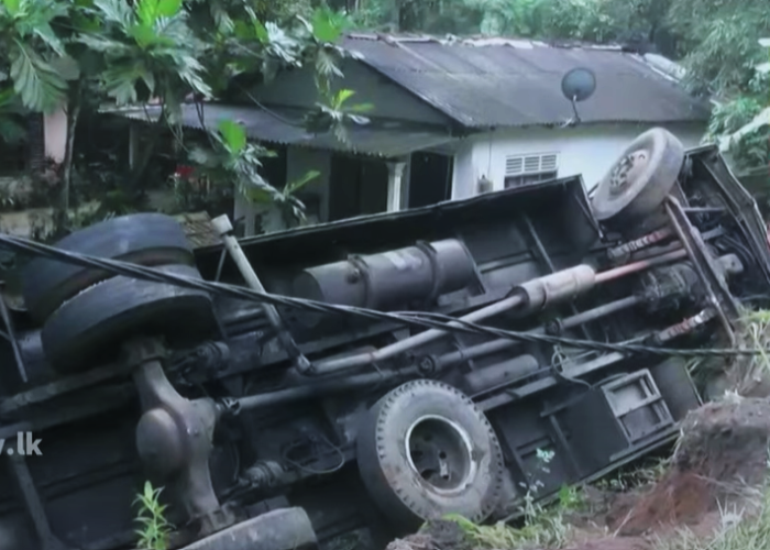 ඉවතට පැන්න බස් රථය (VIDEO)