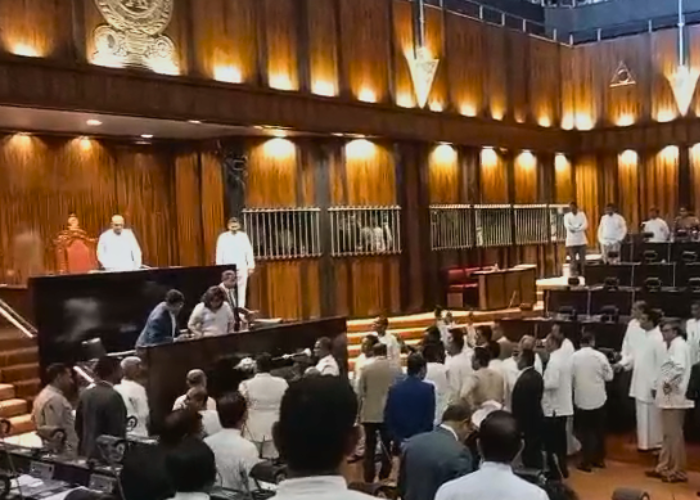 ලපයි සිපයි නිසා උණුසුම් වූ පාර්ලිමේන්තුව (VIDEO)