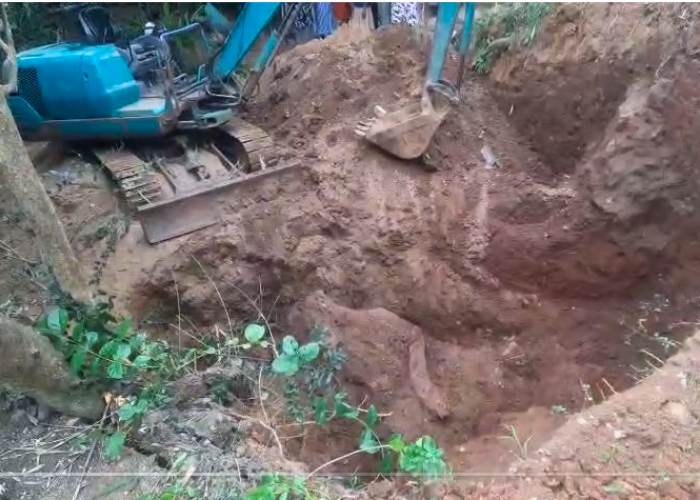 පස් කන්දක් කඩා වැටී කම්කරුවන් තිදෙනෙකු ජිවිතක්ෂයට (VIDEO)