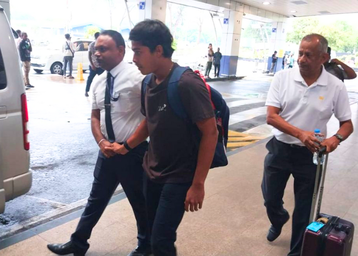 පියාගේ හදිසි අභාවයෙන් පසුව දුනිත් වෙල්ලාලගේ දිවයිනට පැමිණෙයි