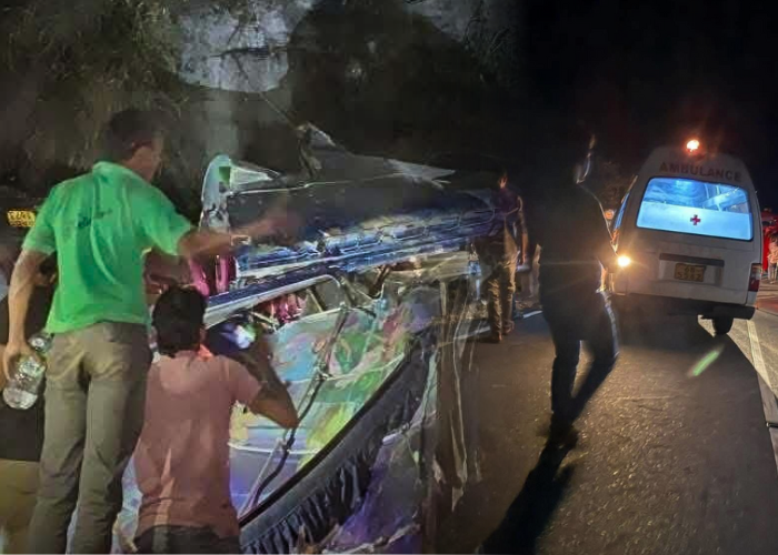 බස් රථයක් අඩි 1000ක ප්‍රපාතයකට – රියදුරු ඇතුළු 15 දෙනෙකු මරුට (VIDEO)