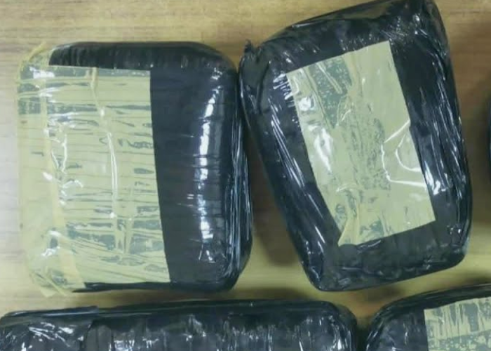 ගුවන්තොටුපළේ වැසිකිළියෙන් හමු වූ මත්ද්‍රව්‍ය (VIDEO)