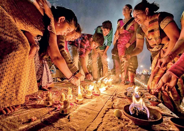 හින්දු බැතිමතුන් මහත් හරසරින් සමරන දීපවාලී උත්සවය අදයි (VIDEO)