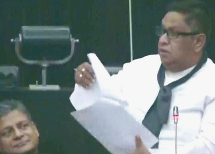 විපක්ෂය පාර්ලිමේන්තුවේදී කළු වෙයි (VIDEO)