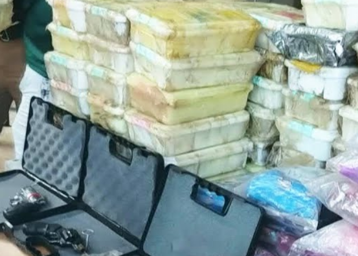 සීනි මෝදරින් සොයාගත් 700kg යේ මත්ද්‍රව්‍ය ගෙනා යාත්‍රාවක් සොයාගනී (VIDEO)