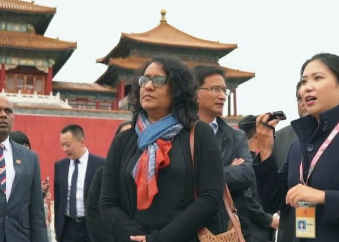 චීන මහා ප්‍රාකාරය බලන්න ගිය අගමැතිනිය (VIDEO)