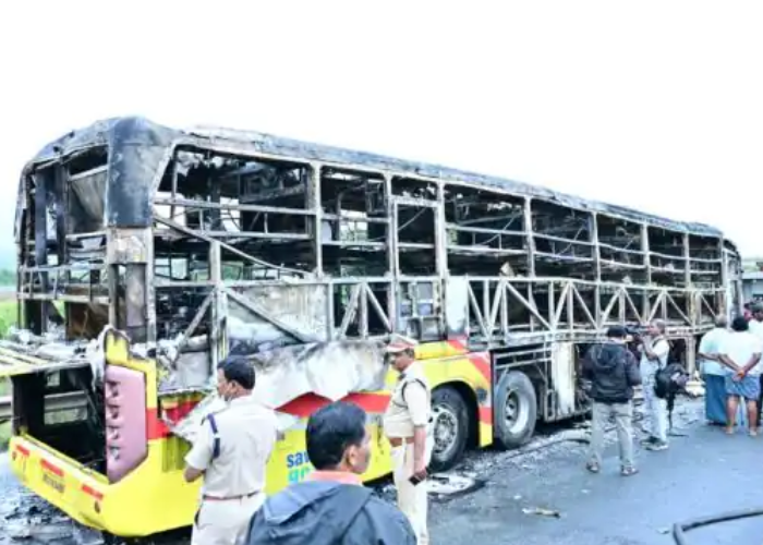 ආන්ද්‍රා ප්‍රදේශයේ බස් අනතුරක් – 25කට වැඩි පිරිසක් මරුට