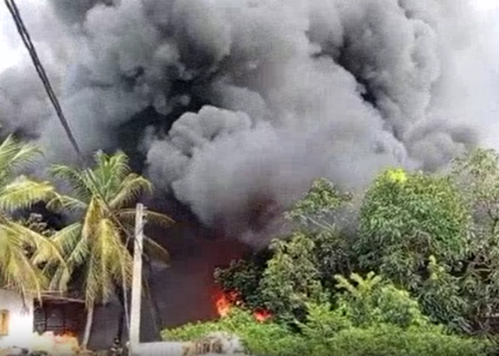 හිරණ ප්‍රදේශයේ කර්මාන්ත ශාලාවක ගින්නක්