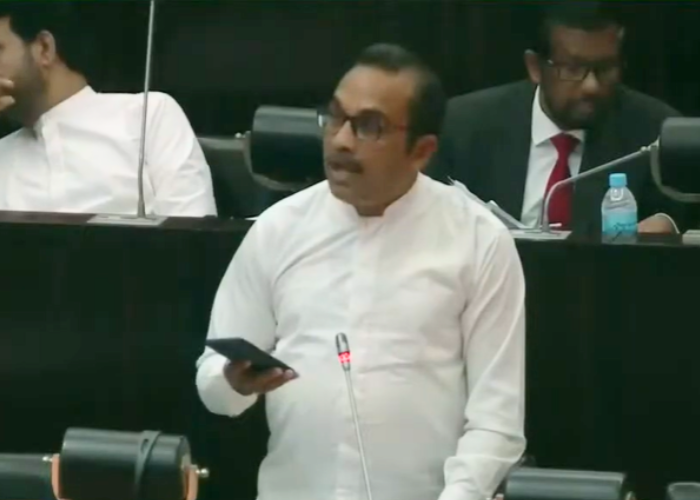 දයාසිරි නිසා ඇවිලුණු පාර්ලිමේන්තුව – ලංගමයේ නරකම තත්ත්වය ගැන කියන බිමල් (VIDEO)