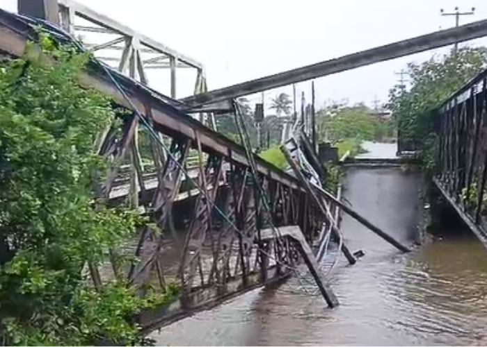 අයහපත් කාලගුණයෙන් බෙන්තොට පැරණි පාලම ගිලා බසී