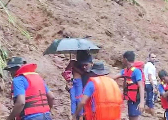 පස් කන්දක් කඩාවැටීමෙන් සිරවී සිටි පිරිසක් බේරාගත් නාවික හමුදා සහන කණ්ඩායම් (VIDEO)