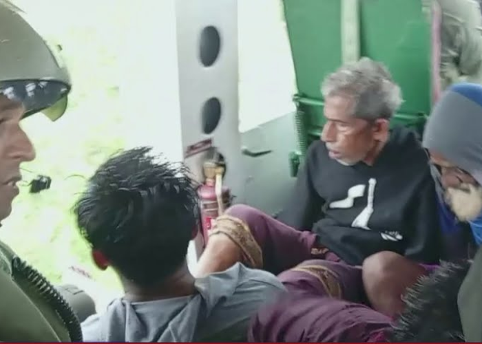 මනම්පිටිය පාලම මත සිරවී සිටි පුද්ගලයින් 13දෙනෙකු නිරුපද්‍රිතව බේරා ගනී (VIDEO)