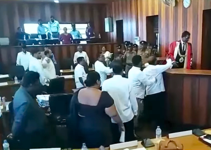 රාජ්‍ය සේවකයන්ට වතුර ගැසූ ගාල්ලේ මන්ත්‍රීවරුන් 5ක් අත්අඩංගුවට (VIDEO)