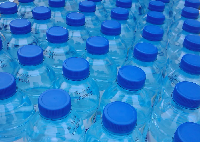 වැඩි මිලට වතුර බෝතල් විකිණූ ව්‍යාපාරිකයන් දෙදෙනකුට මිලියනය බැගින් දඩ