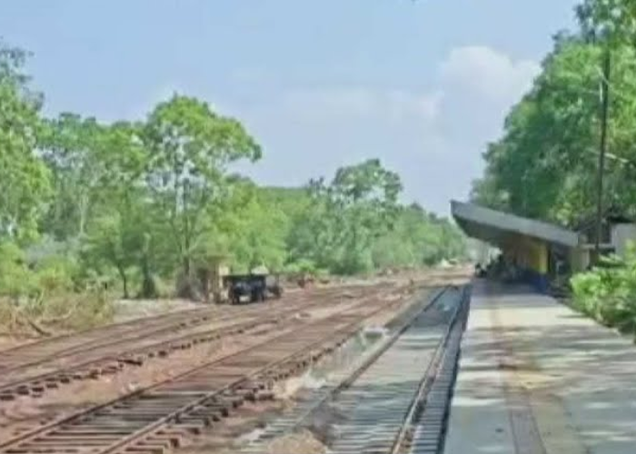 බැසයන ගංගා – ගංවතුර පහව යාමත් සමඟ දුම්රිය මාර්ග ප්‍රතිසංකරණ කටයුතු ආරම්භ කරයි (VIDEO)