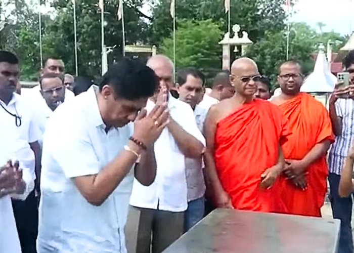 මහියංගනය රජමහා විහාරස්ථානය වැඳ පුදා ගැනීමට එක්වූ විපක්ෂ නායක සජිත් (VIDEO)