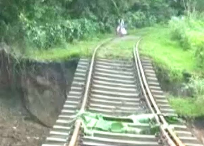 ආපදා තත්ත්වය හේතුවෙන් දුම්රිය මාර්ග රැසක ගමන් වාර අත්හිටුවයි (VIDEO)