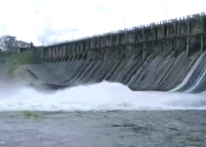 රාජාංගනයේ ජලාශයේ වාන් දොරටු 4ක් තවමත් විවෘතයි (VIDEO)