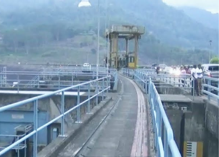 අදත් තද වැසි – කොත්මලේ වේල්ල මතින් බර වාහන ගමන් කිරීම තහනම් (VIDEO)