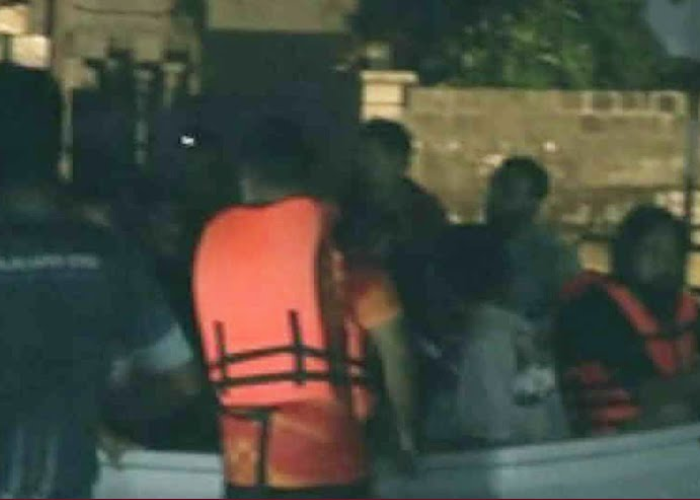 ගංවතුරට හසු වූ පුද්ගලයින් ගලවා ගැනීමේ මෙහෙයුම් අඛණ්ඩව (VIDEO)