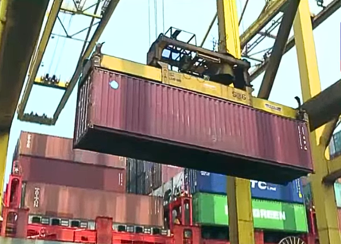 වසර 10 ක් වරායේ සිරවු බහාලුම් (VIDEO)