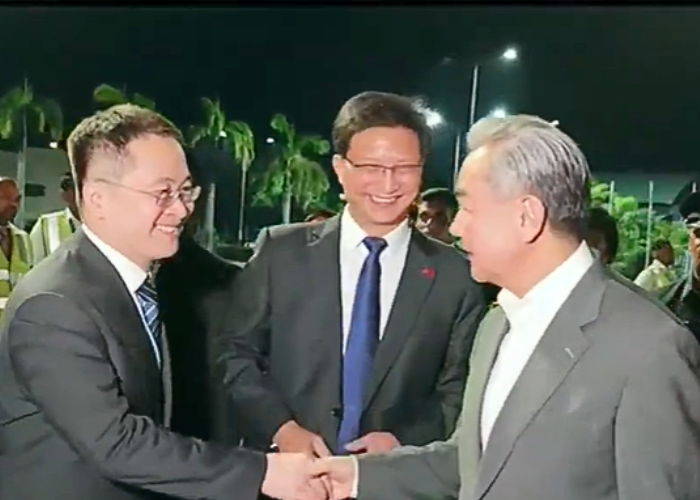 චීන විදේශ ඇමති දිවයිනට (VIDEO)