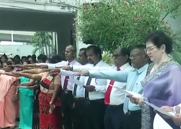 රාජ්‍ය සේවා නිළධාරීන් නිල ප්‍රතිඥා ලබා දෙමින් රාජකාරින් ආරම්භ කරයි (VIDEO)