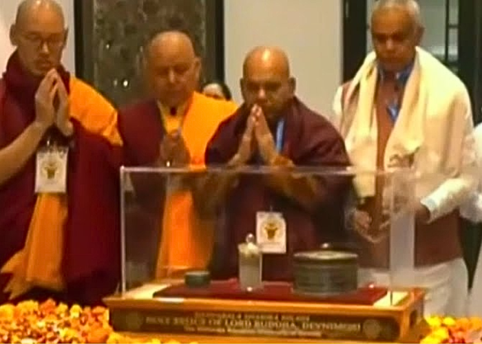 මහත් හරසර මැද දෙව්නි මෝරී සර්වඥ ධාතූන් වහන්සේ අද පස්වරුවේ දිවයිනට (VIDEO)