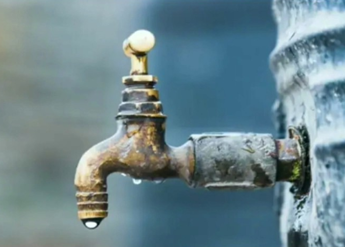 අඹතලේ බිඳ වැටෙයි – ප්‍රදේශ කිහිපයකටම ජල සැපයුම අත්හිටුවයි (VIDEO)