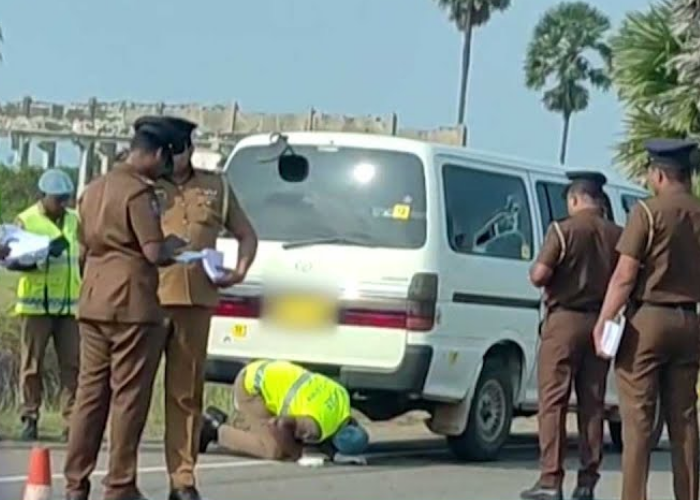 අණ නොතැකූ වැන් රථයට පොලිසියෙන් වෙඩි (VIDEO)