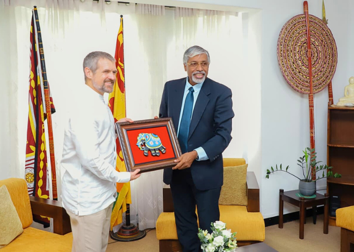 ඕස්ට්‍රේලියානු මහකොමසාරිස් සහ මධ්‍යම පළාත් ආණ්ඩුකාරවරයා අතර විශේෂ හමුවක්