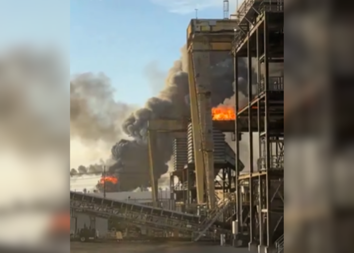 ටෙක්සාස් ප්‍රාන්තයේ ඉන්ධන පිරිපහදු මධ්‍යස්ථානයක් තුළ පිපිරීමක්