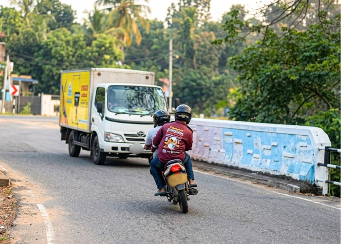 අන්තරාදායක ලෙස යතුරුපැදිය පැදවූ 19 හැවිරිදි තරුණයා දැලේ